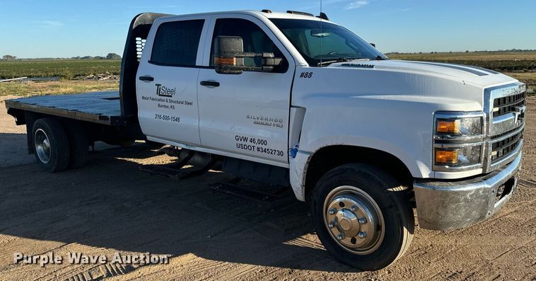 image for item MV9230 2020 Chevrolet  Silverado 5500HD Crew Cab flatbed truck