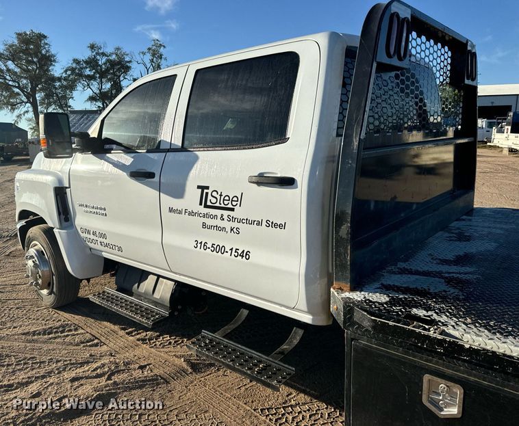 image for item MV9230 2020 Chevrolet  Silverado 5500HD Crew Cab flatbed truck