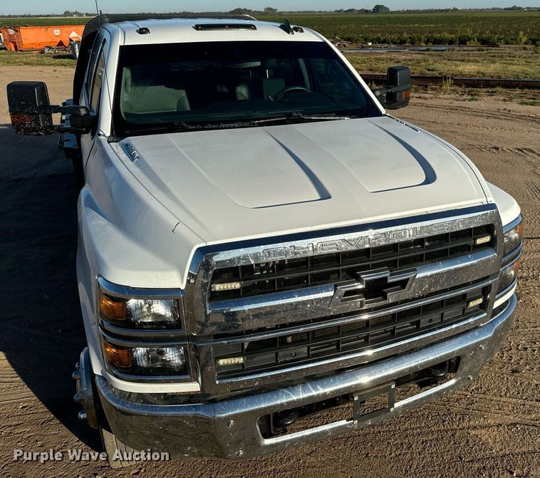 image for item MV9230 2020 Chevrolet  Silverado 5500HD Crew Cab flatbed truck