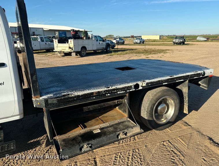 image for item MV9230 2020 Chevrolet  Silverado 5500HD Crew Cab flatbed truck