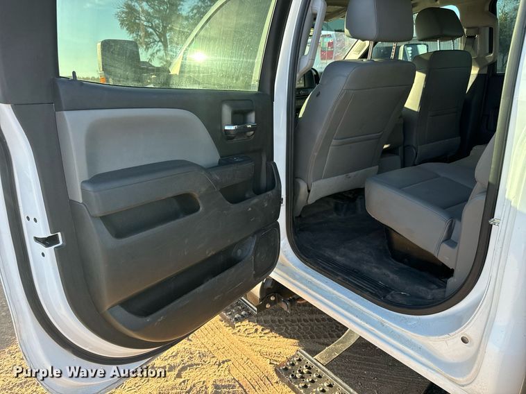 image for item MV9230 2020 Chevrolet  Silverado 5500HD Crew Cab flatbed truck