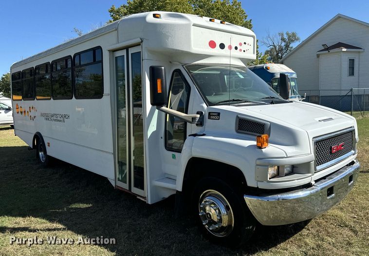 image for item MV9256 2006 GMC C5500 shuttle bus