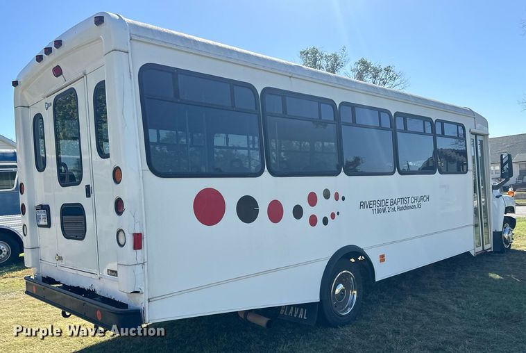 image for item MV9256 2006 GMC C5500 shuttle bus