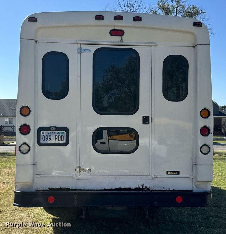 image for item MV9256 2006 GMC C5500 shuttle bus