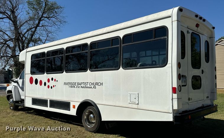 image for item MV9256 2006 GMC C5500 shuttle bus