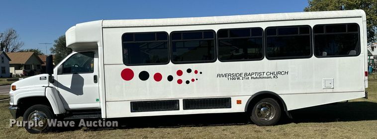 image for item MV9256 2006 GMC C5500 shuttle bus