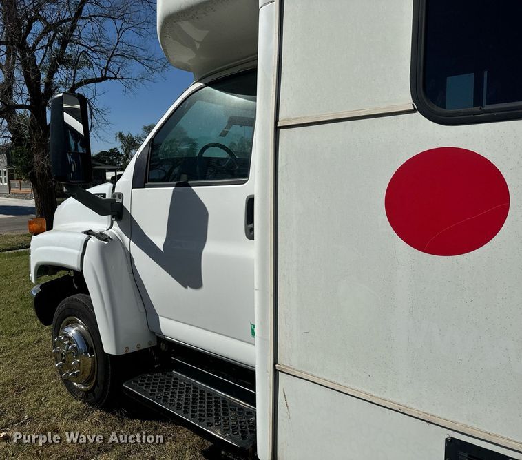 image for item MV9256 2006 GMC C5500 shuttle bus