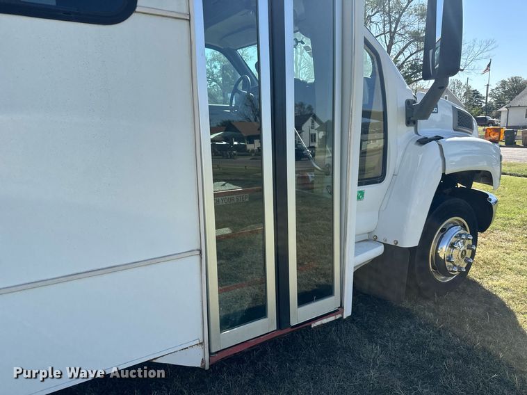 image for item MV9256 2006 GMC C5500 shuttle bus