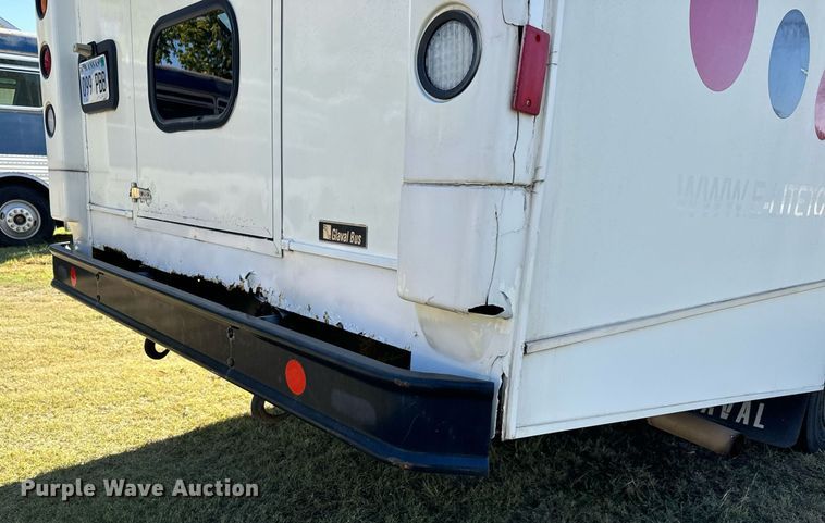 image for item MV9256 2006 GMC C5500 shuttle bus