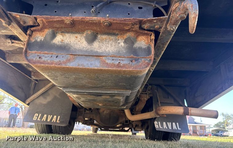 image for item MV9256 2006 GMC C5500 shuttle bus