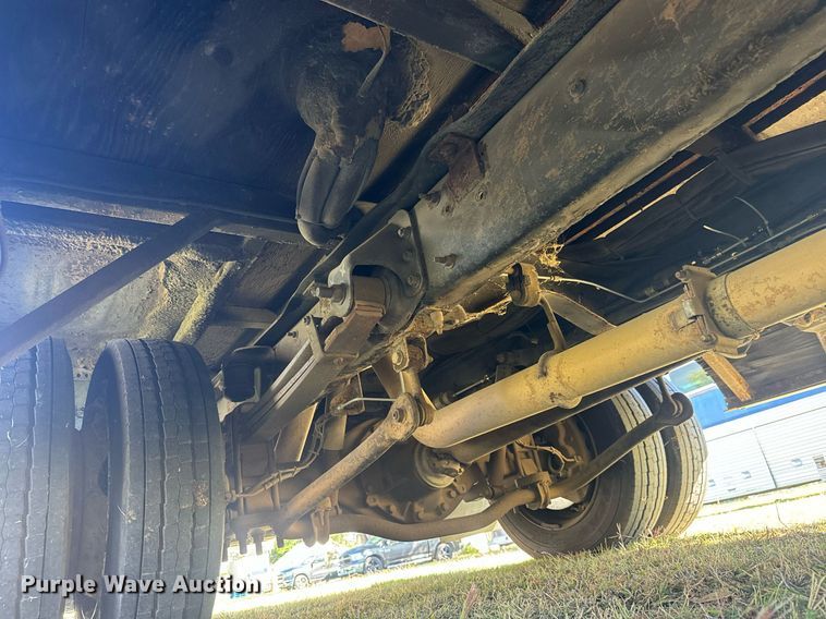 image for item MV9256 2006 GMC C5500 shuttle bus