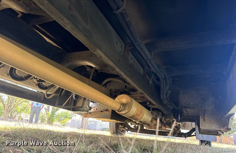 image for item MV9256 2006 GMC C5500 shuttle bus