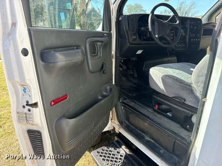 image for item MV9256 2006 GMC C5500 shuttle bus