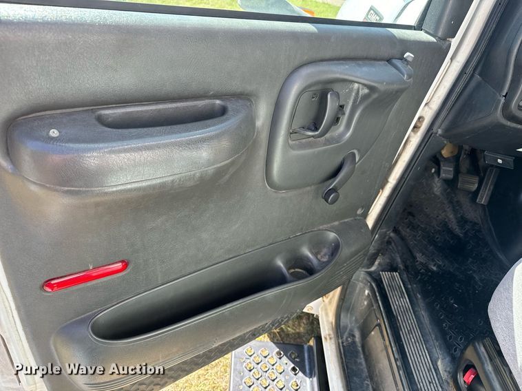 image for item MV9256 2006 GMC C5500 shuttle bus