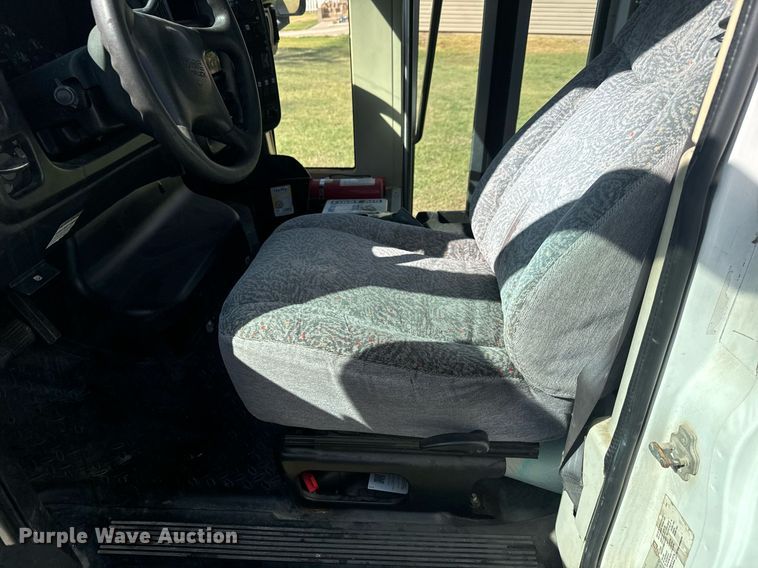 image for item MV9256 2006 GMC C5500 shuttle bus