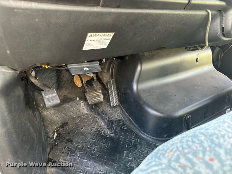 image for item MV9256 2006 GMC C5500 shuttle bus