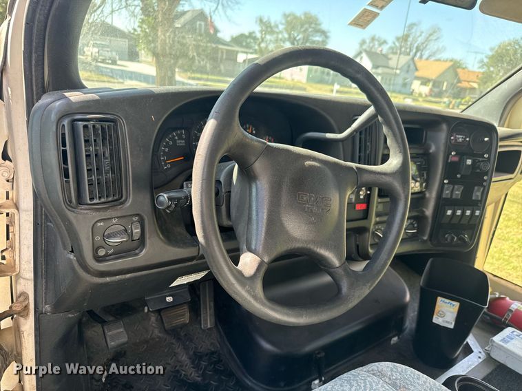 image for item MV9256 2006 GMC C5500 shuttle bus