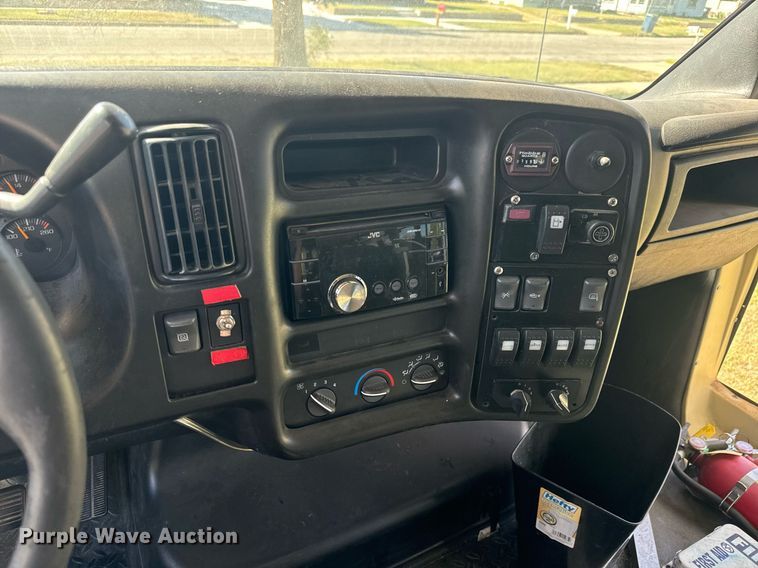 image for item MV9256 2006 GMC C5500 shuttle bus