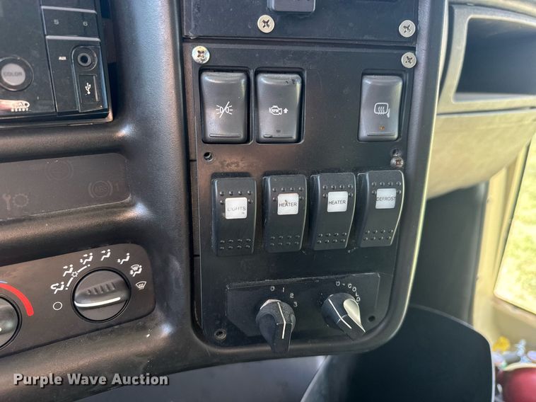 image for item MV9256 2006 GMC C5500 shuttle bus