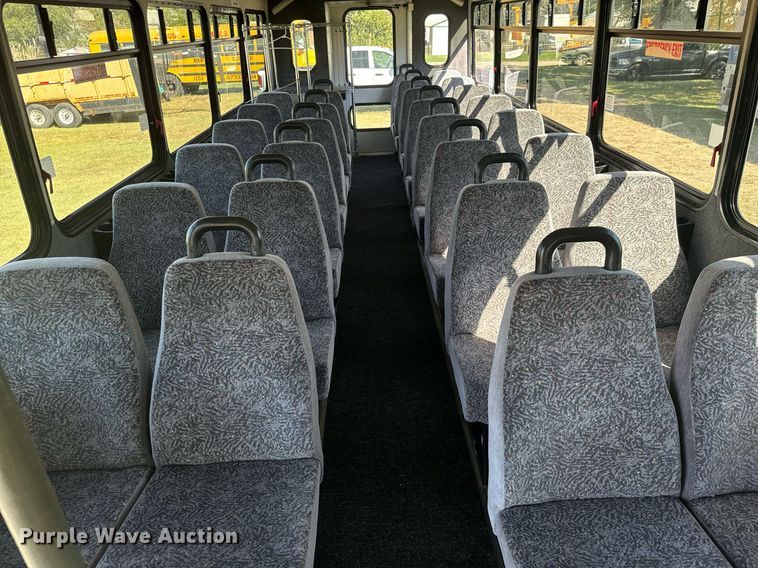 image for item MV9256 2006 GMC C5500 shuttle bus