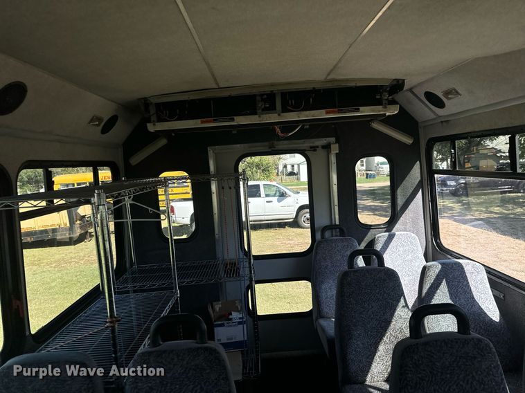 image for item MV9256 2006 GMC C5500 shuttle bus