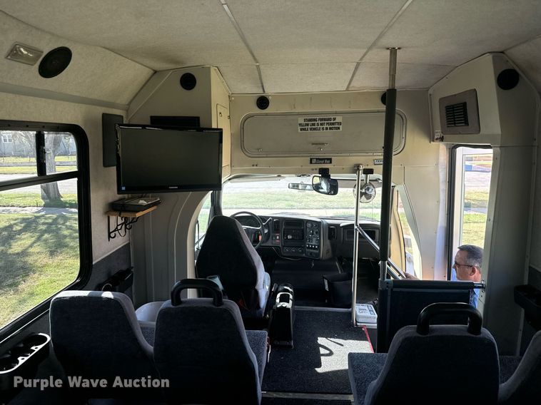 image for item MV9256 2006 GMC C5500 shuttle bus