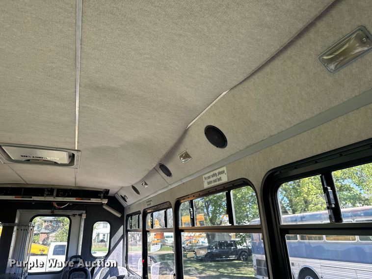 image for item MV9256 2006 GMC C5500 shuttle bus