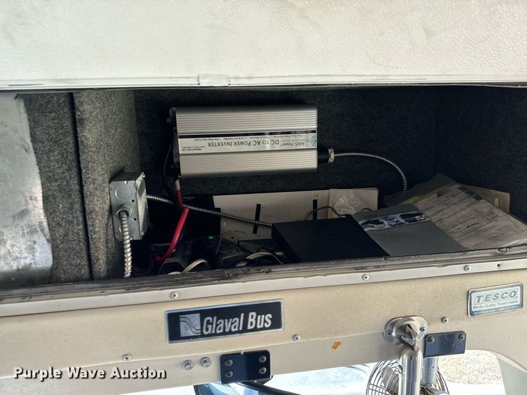 image for item MV9256 2006 GMC C5500 shuttle bus