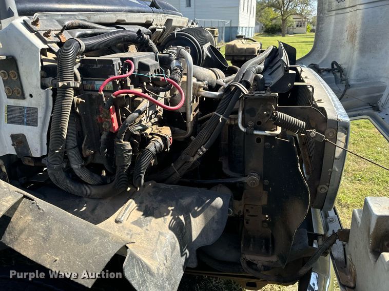 image for item MV9256 2006 GMC C5500 shuttle bus