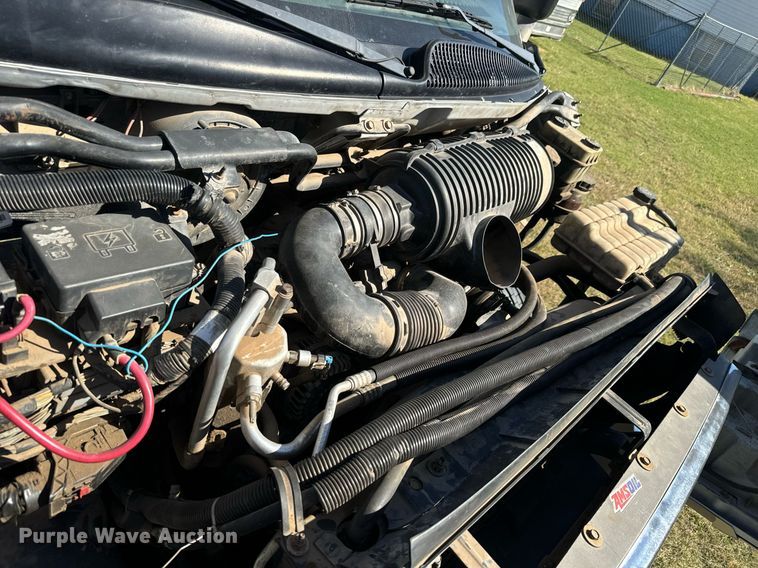 image for item MV9256 2006 GMC C5500 shuttle bus