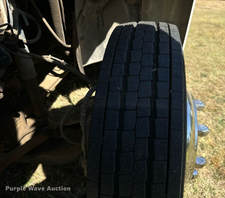 image for item MV9256 2006 GMC C5500 shuttle bus