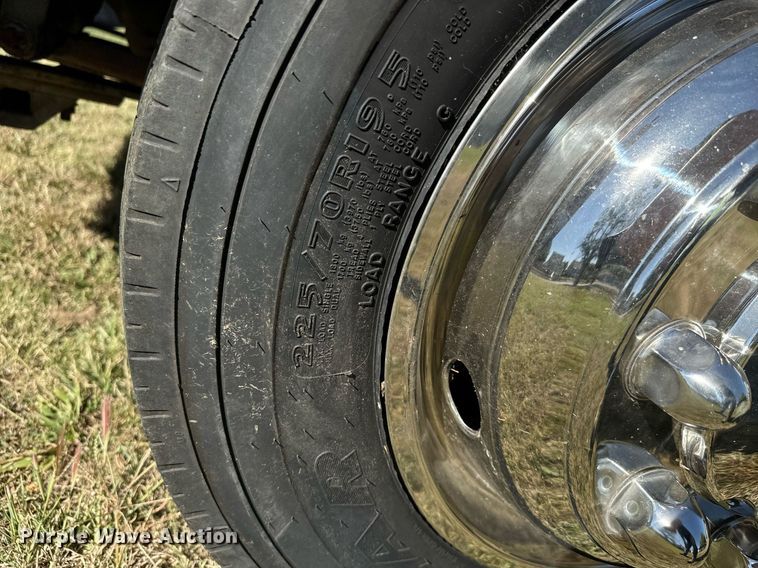 image for item MV9256 2006 GMC C5500 shuttle bus