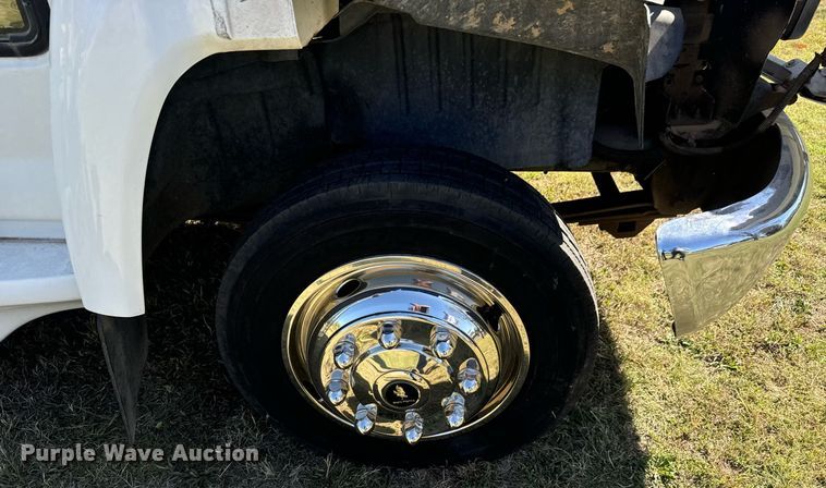 image for item MV9256 2006 GMC C5500 shuttle bus