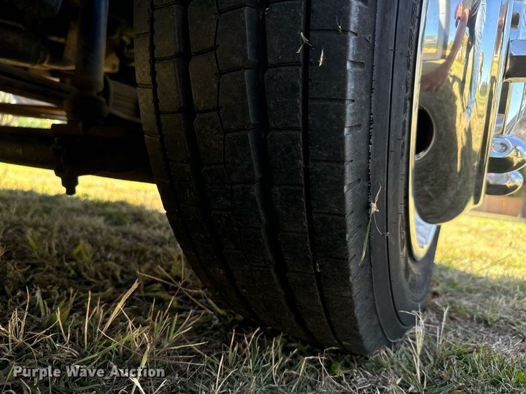 image for item MV9256 2006 GMC C5500 shuttle bus