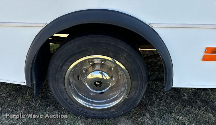 image for item MV9256 2006 GMC C5500 shuttle bus