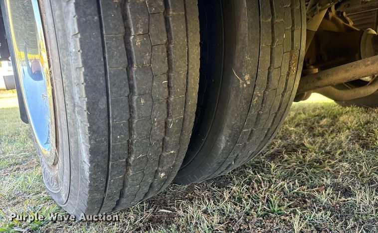 image for item MV9256 2006 GMC C5500 shuttle bus