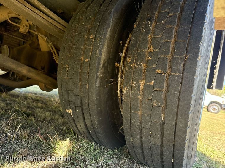 image for item MV9256 2006 GMC C5500 shuttle bus