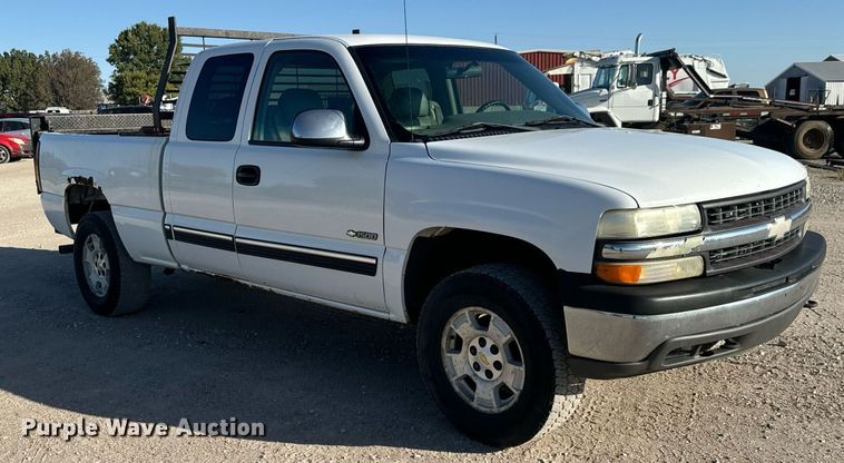 image for item MV9258 2000 Chevrolet  Silverado 1500  Ext. Cab pickup truck