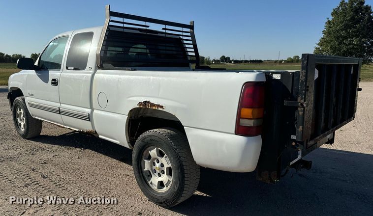 image for item MV9258 2000 Chevrolet  Silverado 1500  Ext. Cab pickup truck