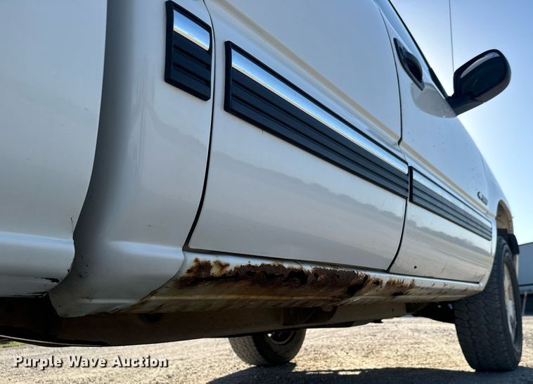 image for item MV9258 2000 Chevrolet  Silverado 1500  Ext. Cab pickup truck