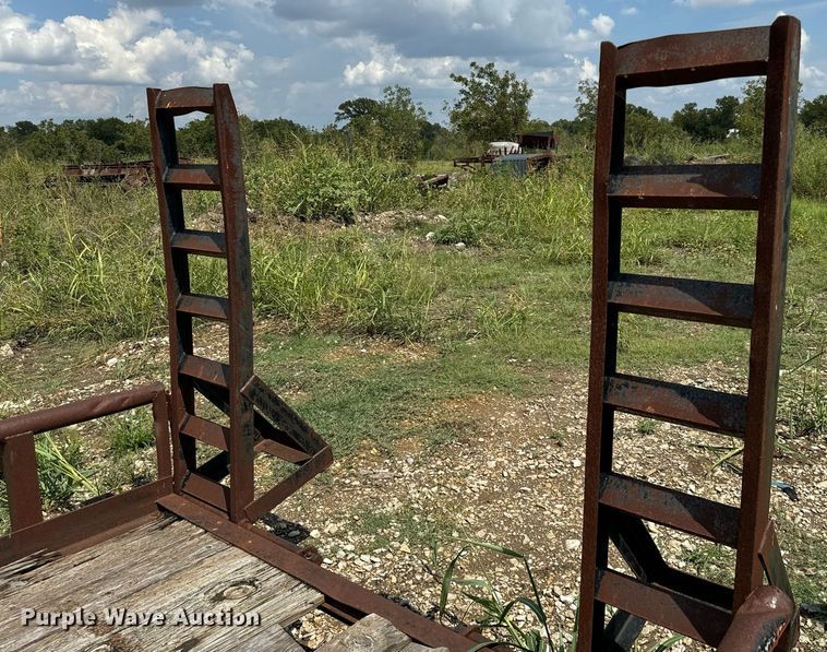 image for item NQ9659 2005 Texas Bragg utility trailer