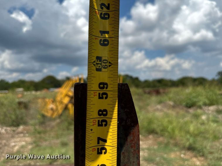 image for item NQ9659 2005 Texas Bragg utility trailer