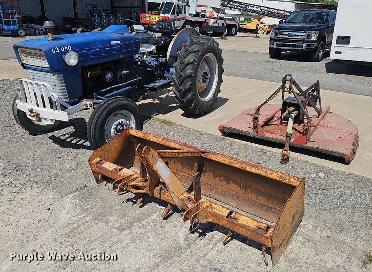 image for item NX9356 1968 Ford 2000 tractor