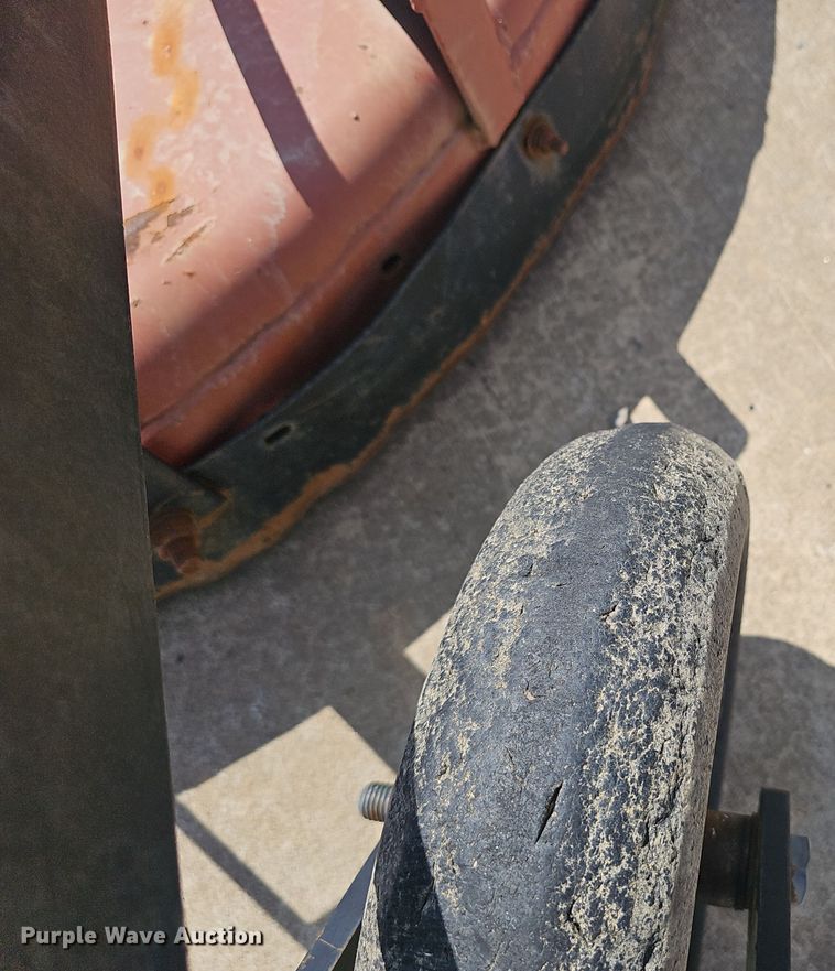 image for item NX9356 1968 Ford 2000 tractor