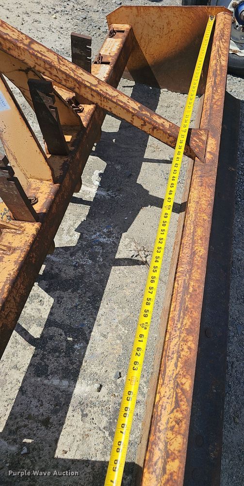 image for item NX9356 1968 Ford 2000 tractor