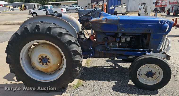 image for item NX9356 1968 Ford 2000 tractor