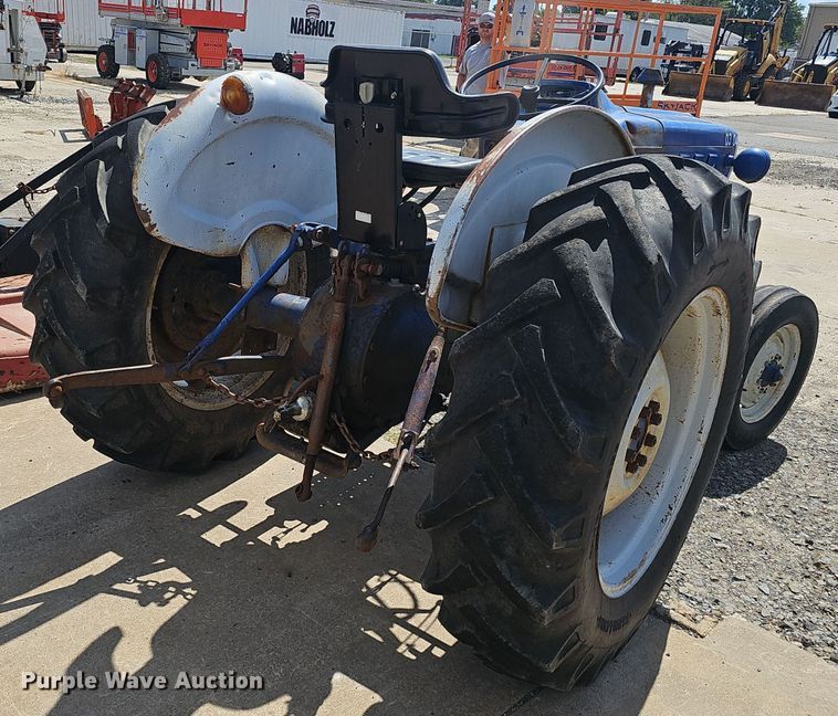 image for item NX9356 1968 Ford 2000 tractor