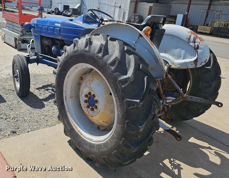 image for item NX9356 1968 Ford 2000 tractor