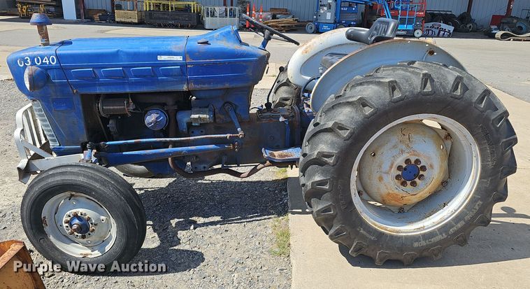 image for item NX9356 1968 Ford 2000 tractor