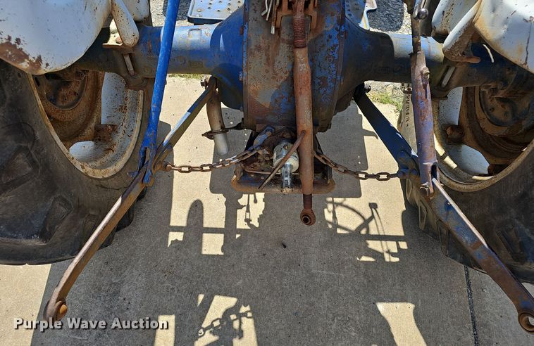 image for item NX9356 1968 Ford 2000 tractor